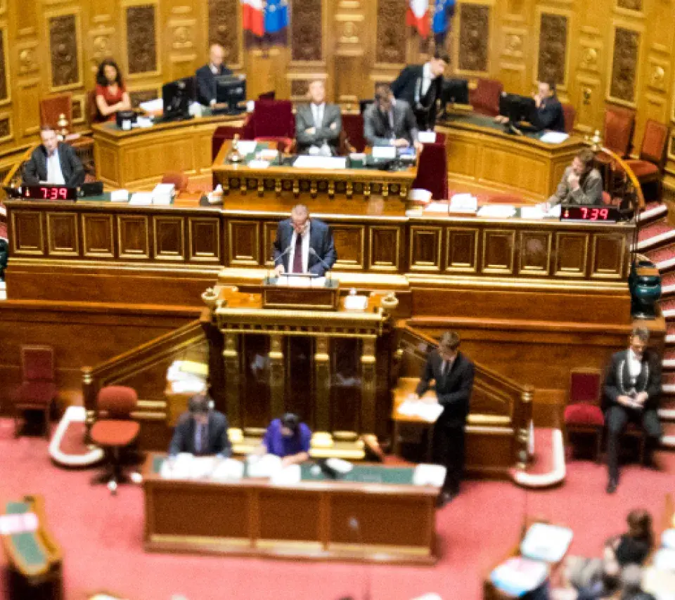 Des personnes dans un hémicycle