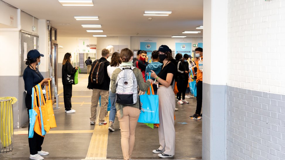 Accueil des étudiants dans le hall de PMF